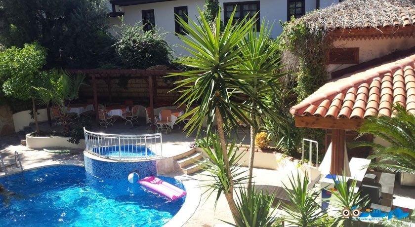 نمای استخر روباز هتل